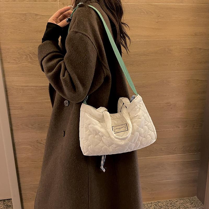 

Fashion trendy soft waxy handbag dopamine plaid bundle mouth bag messenger bag hand carry tote bag summer new білий