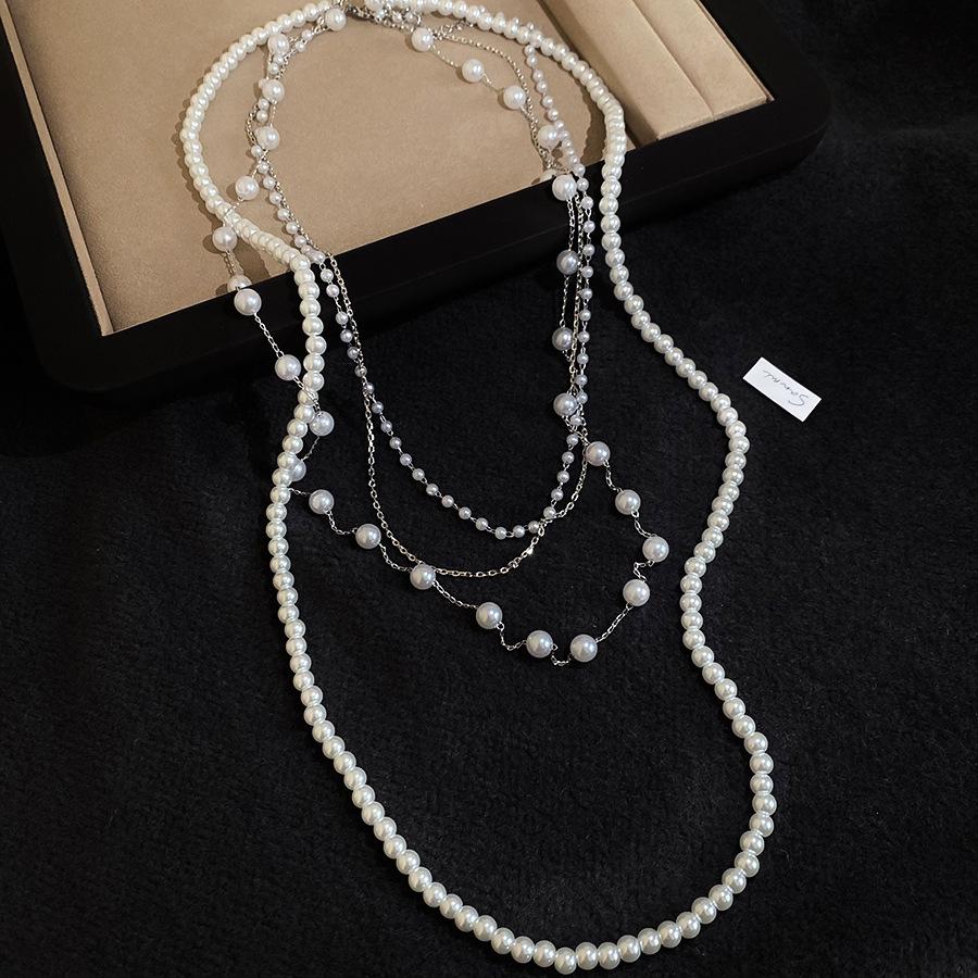Geometric Round Flower Pearl Clavicle Necklace: Retro European & American Design
