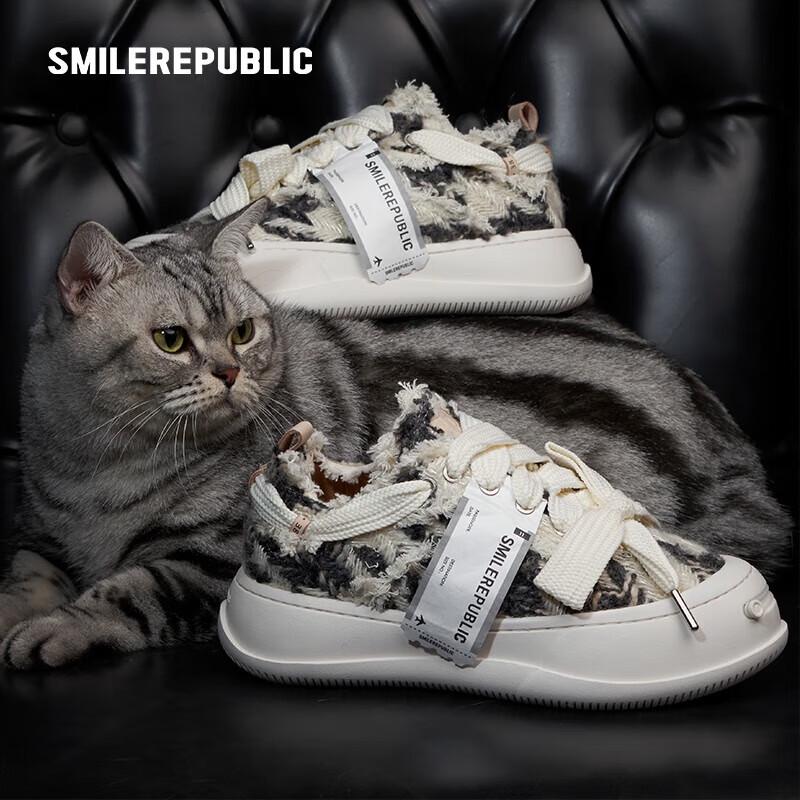 Низкие кроссовки на платформе Smilerepublic с черно-белым узором елочка 36