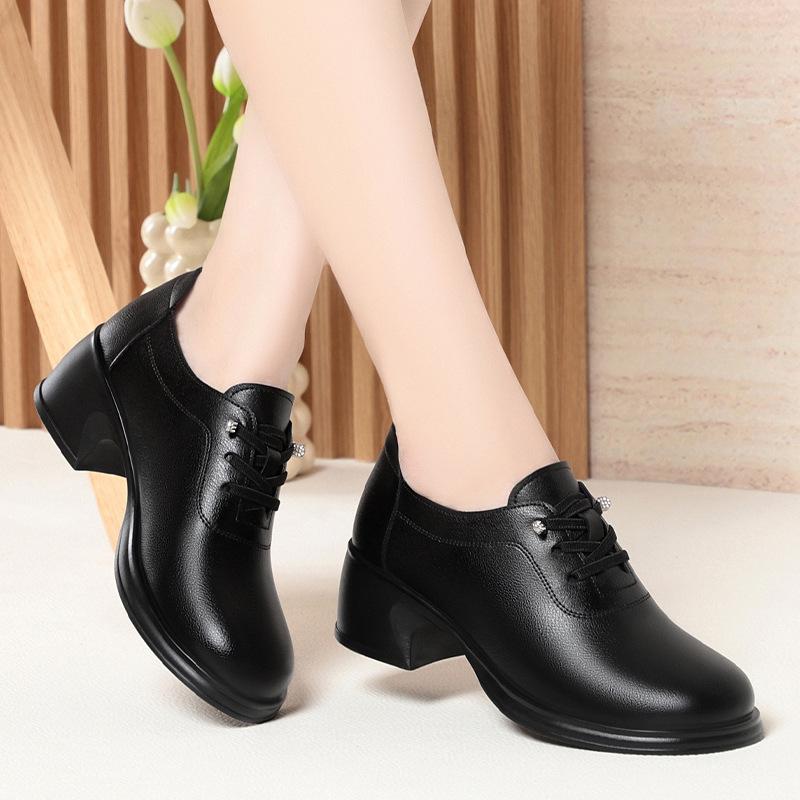 Breathable Comfortable Lace up Soft Leather Shoes Women Flats Spring 2025 Square Heels Black Shoes with Fur for Mom Work Dance