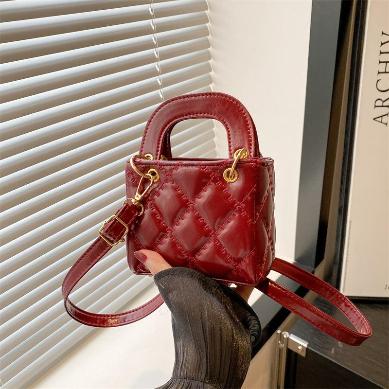 

Advanced texture temperament 2025 new women s hand bag solid color shoulder bag messenger bag simple casual bag красный