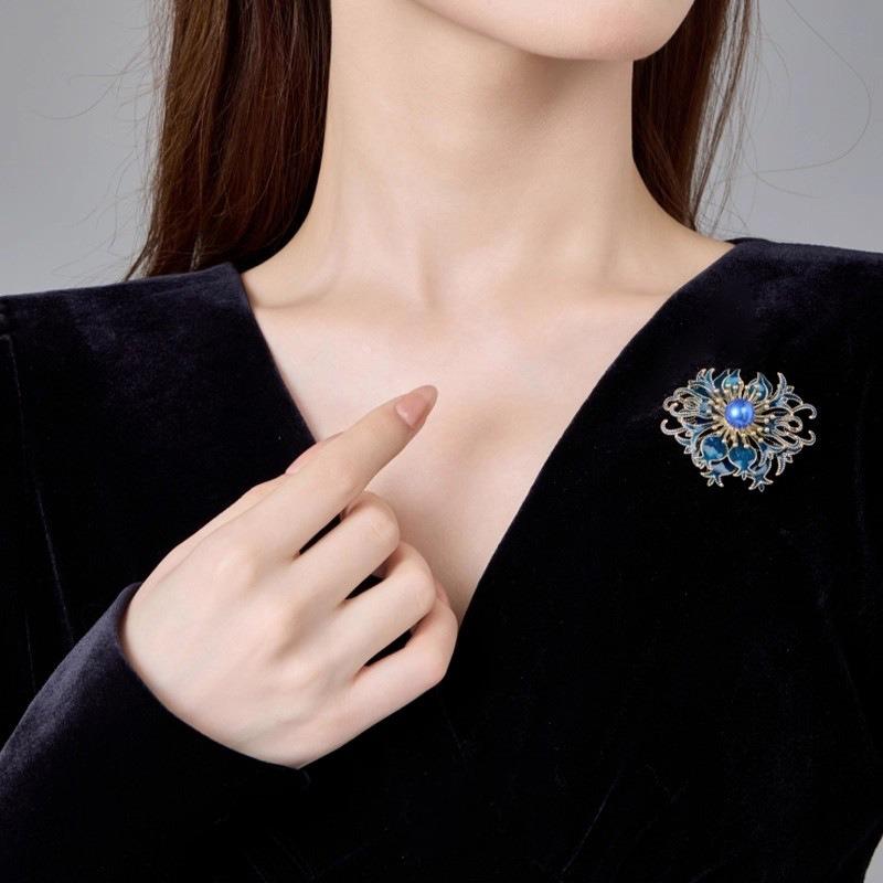 Retro Blå Brosje i Hoffstil, Eksklusiv Damebrosje med Luksuriøse og Elegante Perler, Brosje med Nisjedesign
