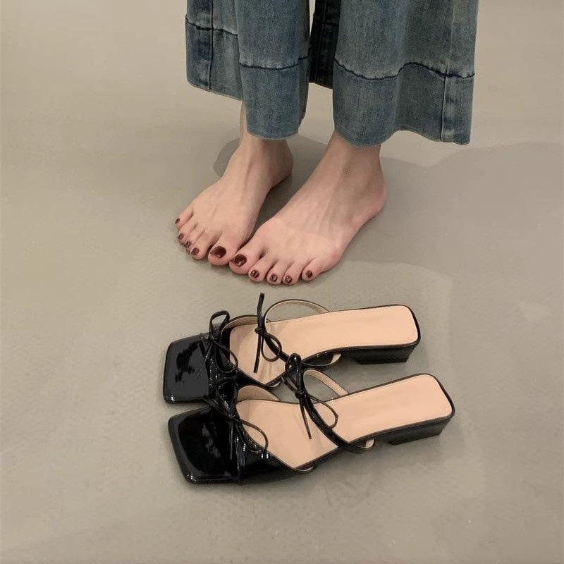 Französische quadratische Zehenpartie offene coole Hausschuhe Damen 2025 Sommer schöne Schleife Feenwind nach dem Tragen Sandalen mit dickem Absatz