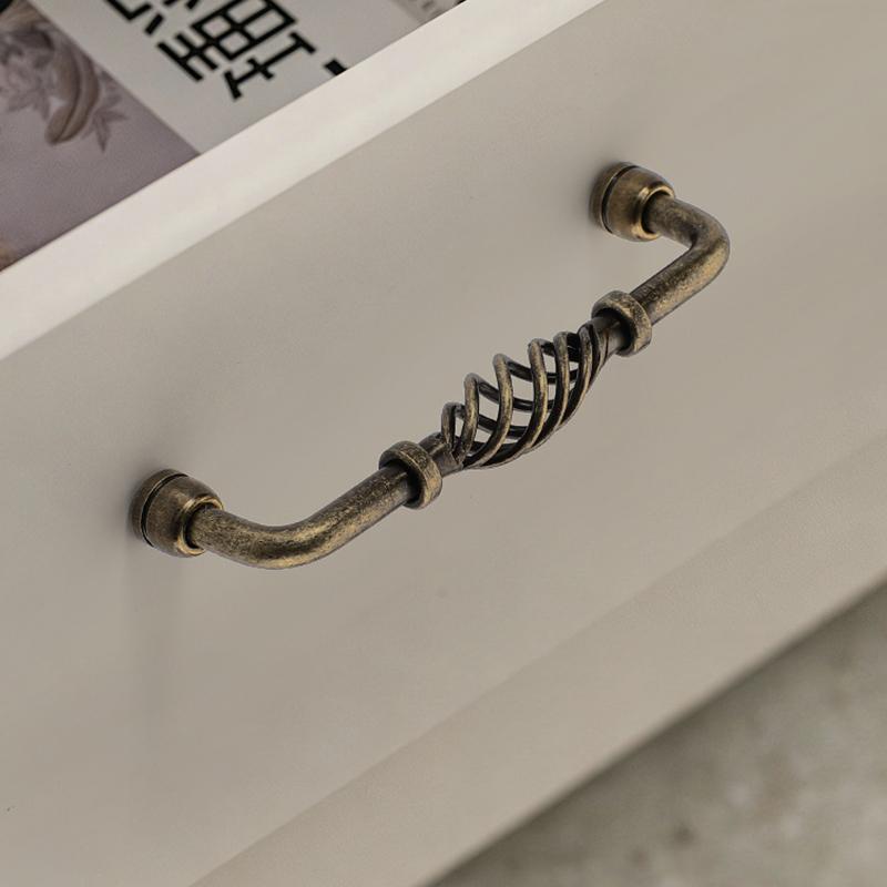 Dekorativer Vogelkäfig Bronzegriffe für einen Vintage-Look an Schränken
