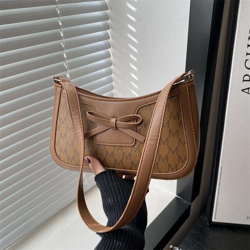 

French niche design bag women s 2025 new autumn and winter high-end texture Hong Kong style retro versatile shoulder armpit bag коричневий