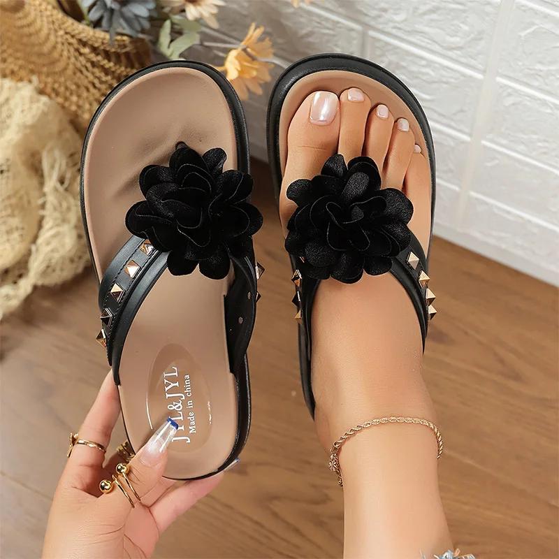 Fashion Flower Decor Flat Heels Sandals for Women Rivet Thick Sole Chunky Platform Slippers 2025 Summer Comfort Non Slip Flip Flops