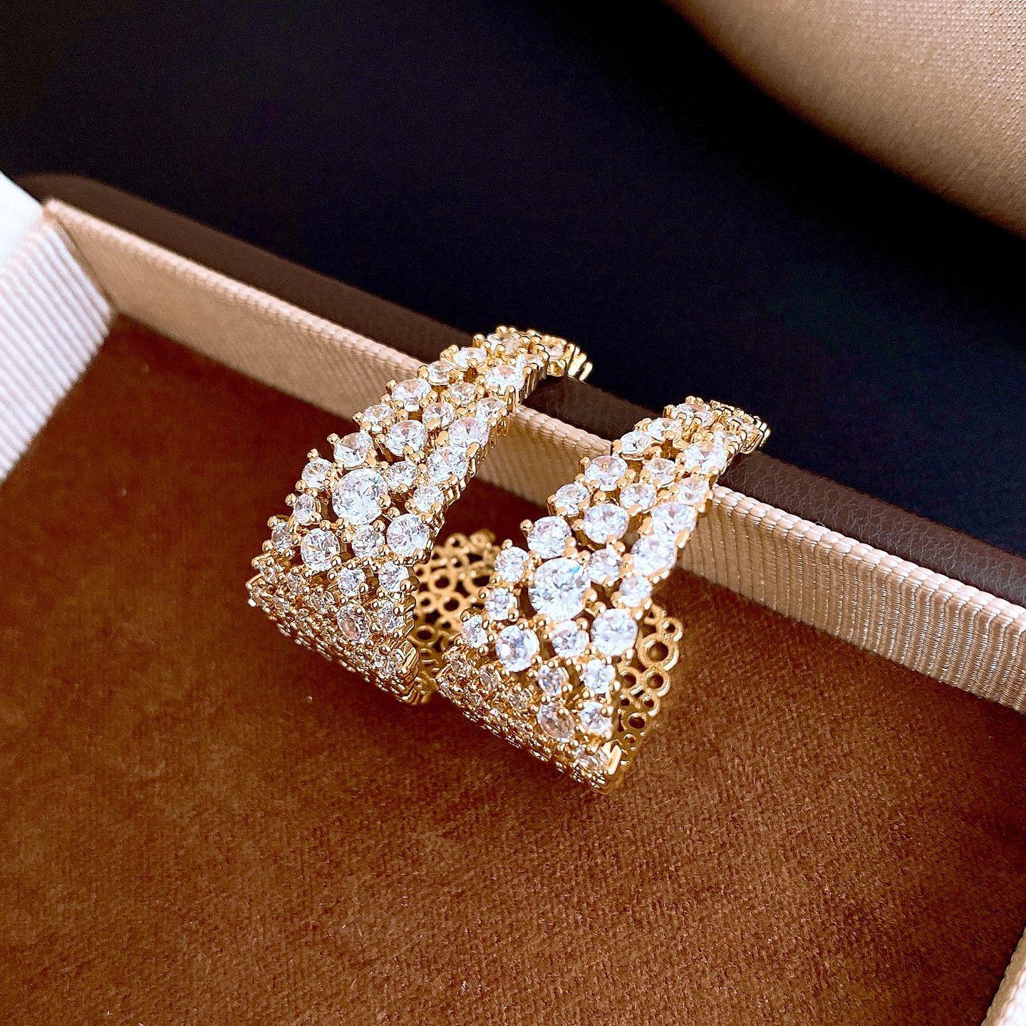 18k real gold zircon hollow U-shaped stud earrings, fashionable and exquisite temperament earrings.