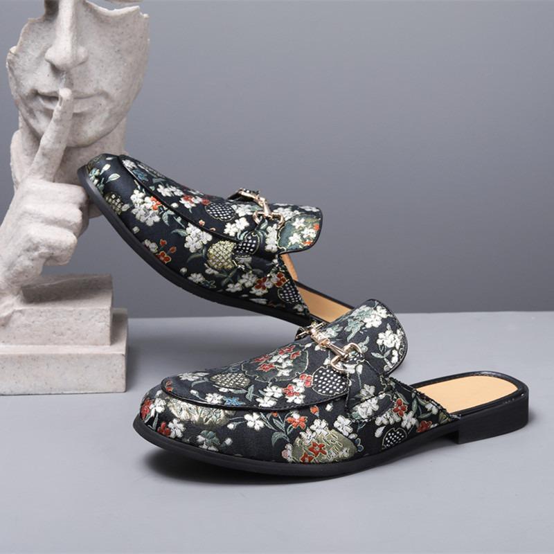 Slippers men's bags and embroidered bag heads wear sandals when they go out, and men's loafers with one foot.