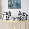 4 pezzi/set Ornamenti Famiglia Zebra in Resina Scultura Animale Simulazione Statua Zebra Decorazione per la Casa Ornamenti Artigianali Regalo per la Nuova Casa