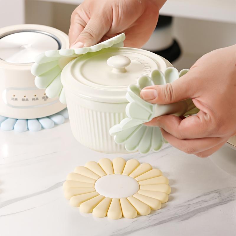 Silicone Daisy Trivet Mat, Large Heat-resistant Pot & Cup Coaster, High-grade Texture for Table Protection.