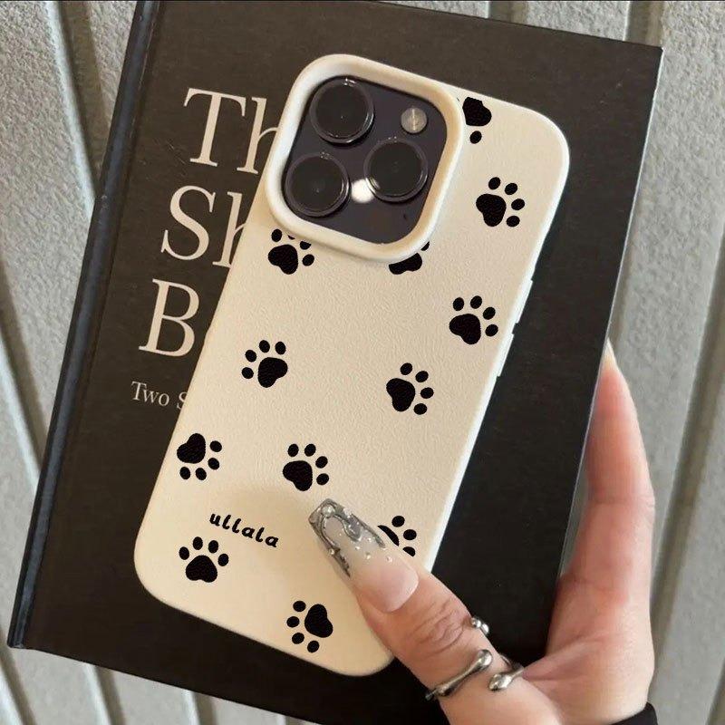 Eine schwarze, süße Handyhülle mit Pfotenabdruckmuster und Litschi-Textur, geeignet für iPhone 17, 16, 15, Plus, Pro, Max Serie — Kann als Geschenk verwendet werden