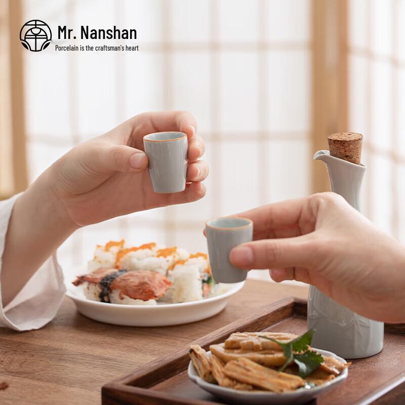 Herr Nanshan. Keramik Wein- & Sake-Set