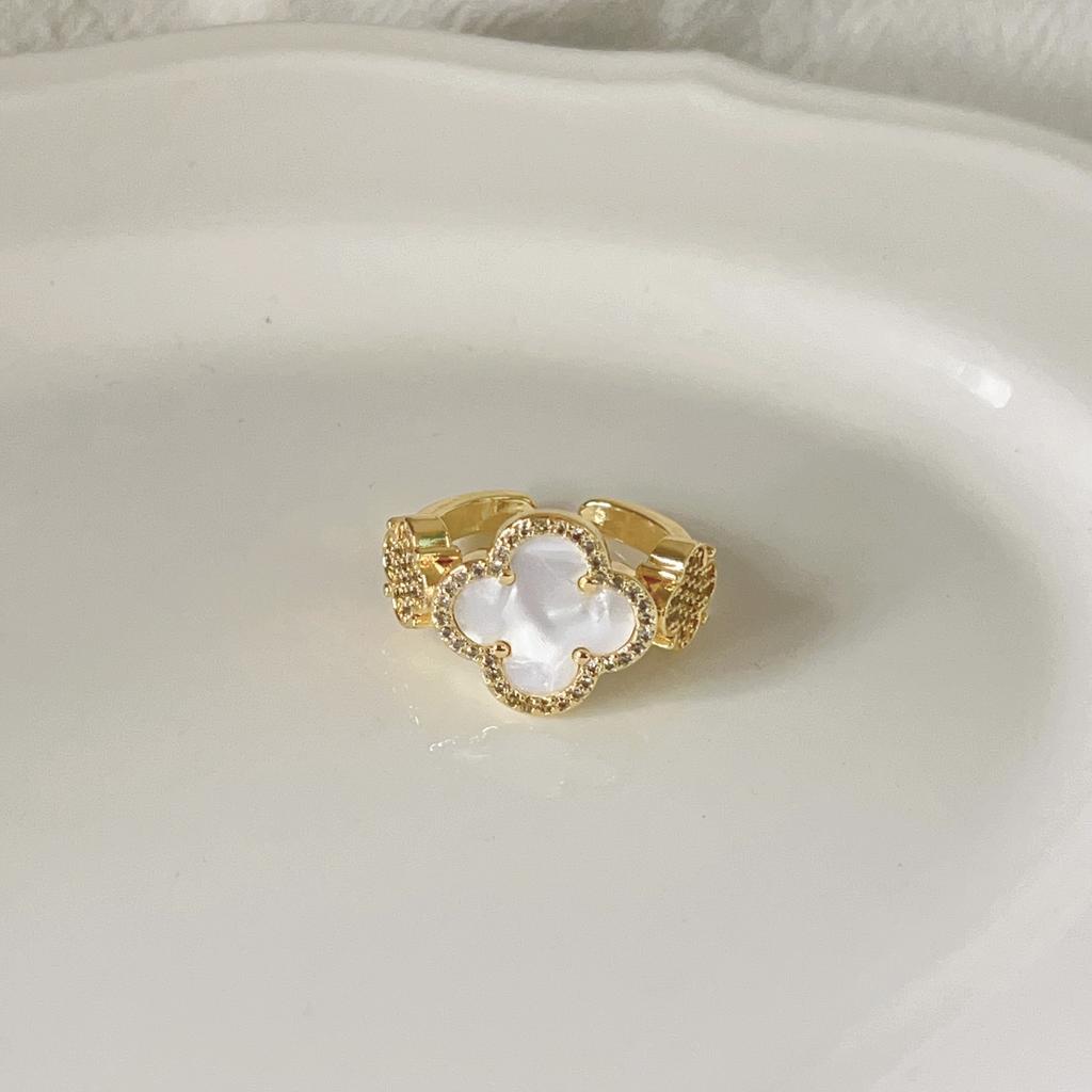 A niche high-end light luxury four leaf clover zircon ring for women with retro style and adjustable opening
