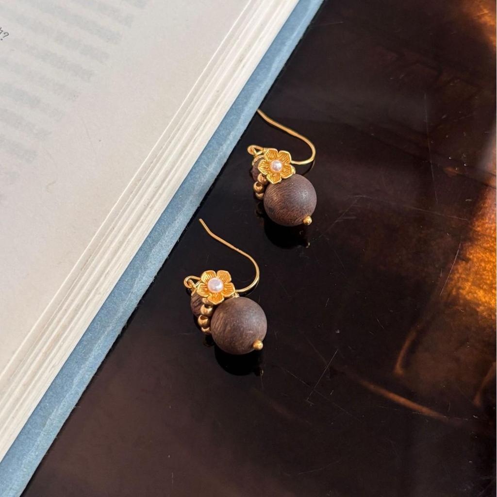 Elegant Chinese Style Earrings: 10mm Natural Agarwood Beads & Pearl Flower Inlay