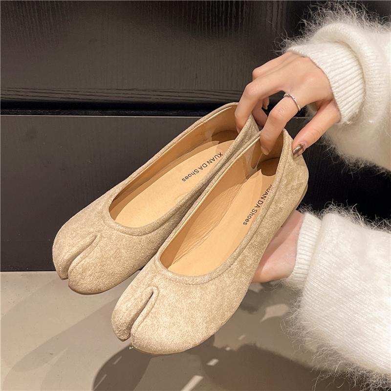 Japanese style 2025 spring new ninja shoes women's fashion casual comfortable leather flat split toe loafers ballet shoes
