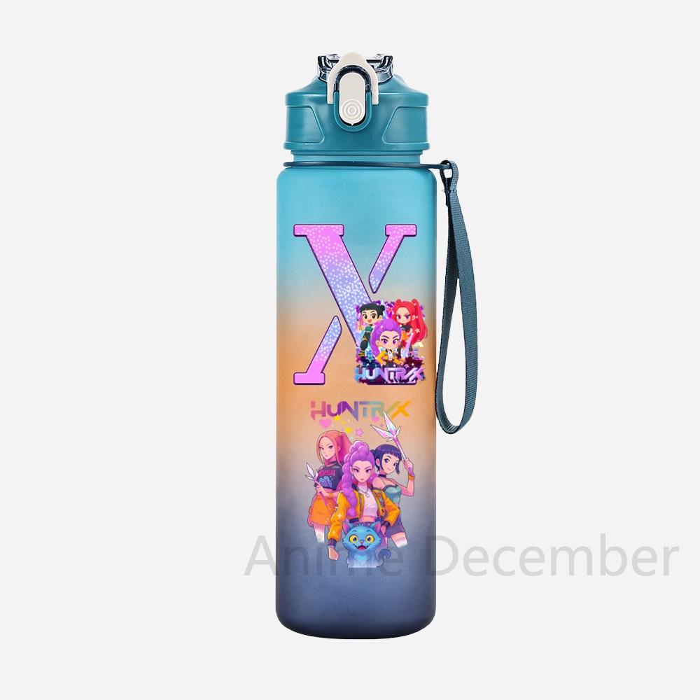 Anime K-Pop Lovci démonů A-Z Anglické písmeno Potisk Modrý hrnek na vodu Lovci démonů Velkoobjemová Venkovní Přenosná Láhev na pití pro Chlapce Dívku Dárek