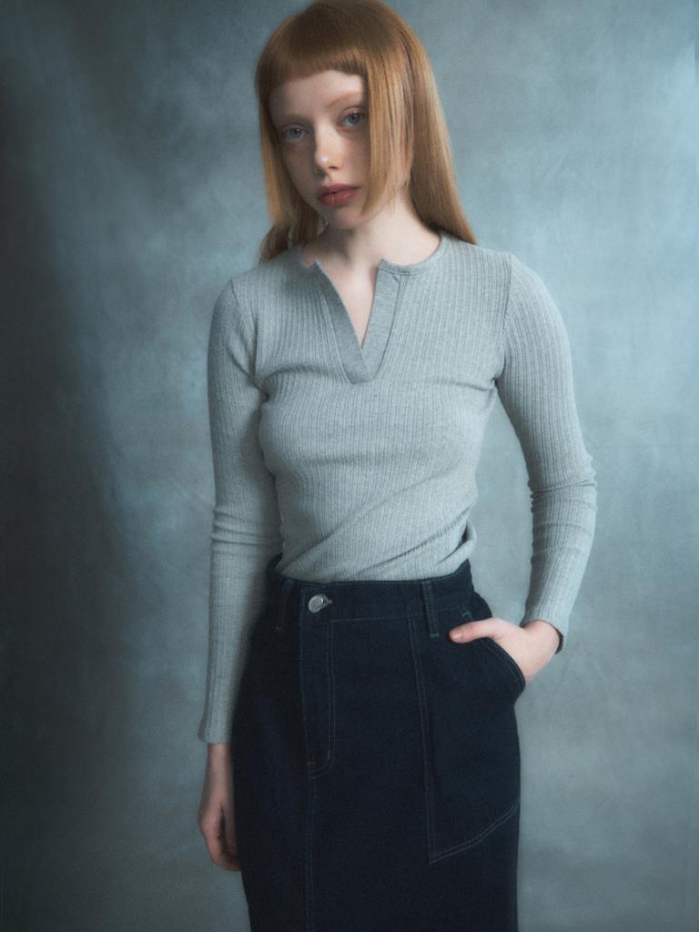 Renezmia Fingerhole Y-Neck Top_Gray