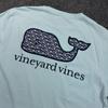 Tricou cu buzunar Vineyard Vines Chick Magnet Mărime Bărbați Mediu Tricou Față-Spate
