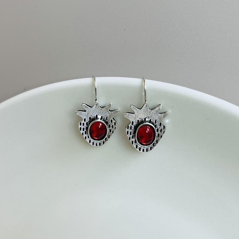 Charming Vintage Strawberry Pendant Earrings: Cute & Elegant Ear Jewelry for Women