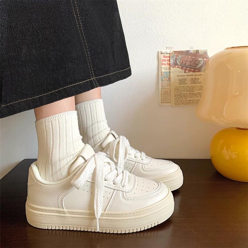 Thick-soled flat-soled white shoes leather surface 2025 autumn and winter new versatile retro casual student shoes women's board shoes
