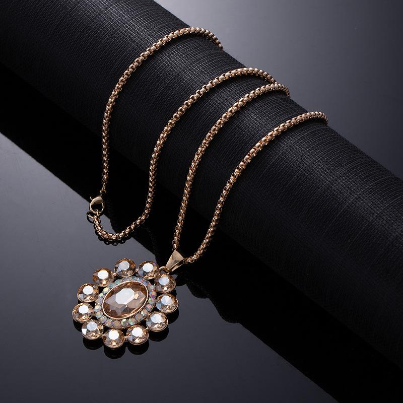 

Light Luxury Hollow Full Diamond Love Pendant Necklace Women S Heart-Shaped Clavicle Chain Versatile Titanium Steel Chain Simple And Advanced Sense