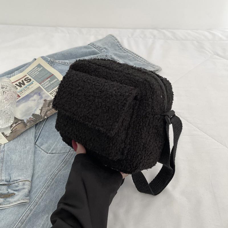 Sac bandoulière en laine d'agneau style coréen - Automne/Hiver 2025 Sac à bandoulière carré tendance de petite taille et de couleur unie
