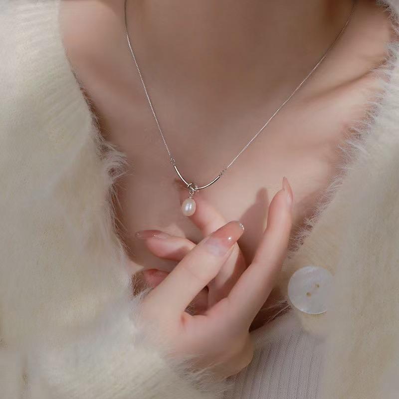Design A Simple and Elegant Necklace with A Moonstone Pendant, Suitable for All Occasions and Perfect for Collarbone