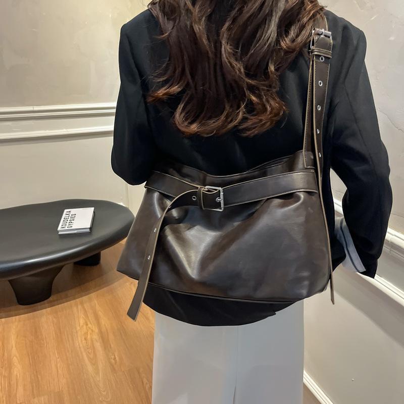 Soft leather retro locomotive bag Spice girl premium feeling shoulder oblique span bag multi-compartment large capacity tote bag women