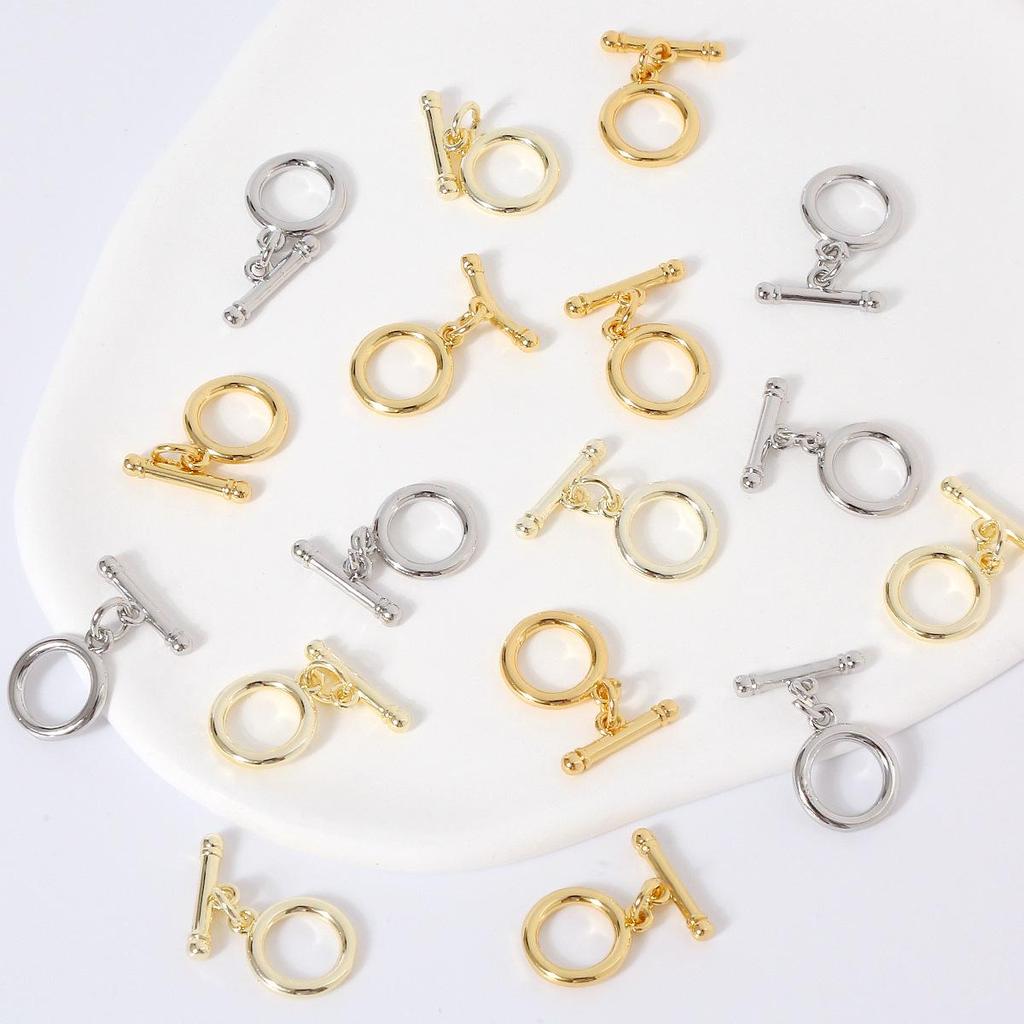 Komponenty biżuterii z miedzi platerowanej 18-karatowym złotem: Zakrzywiony pręt, łącznik, mała prosta rurka, elementy zapięcia OT do bransoletek i naszyjników.