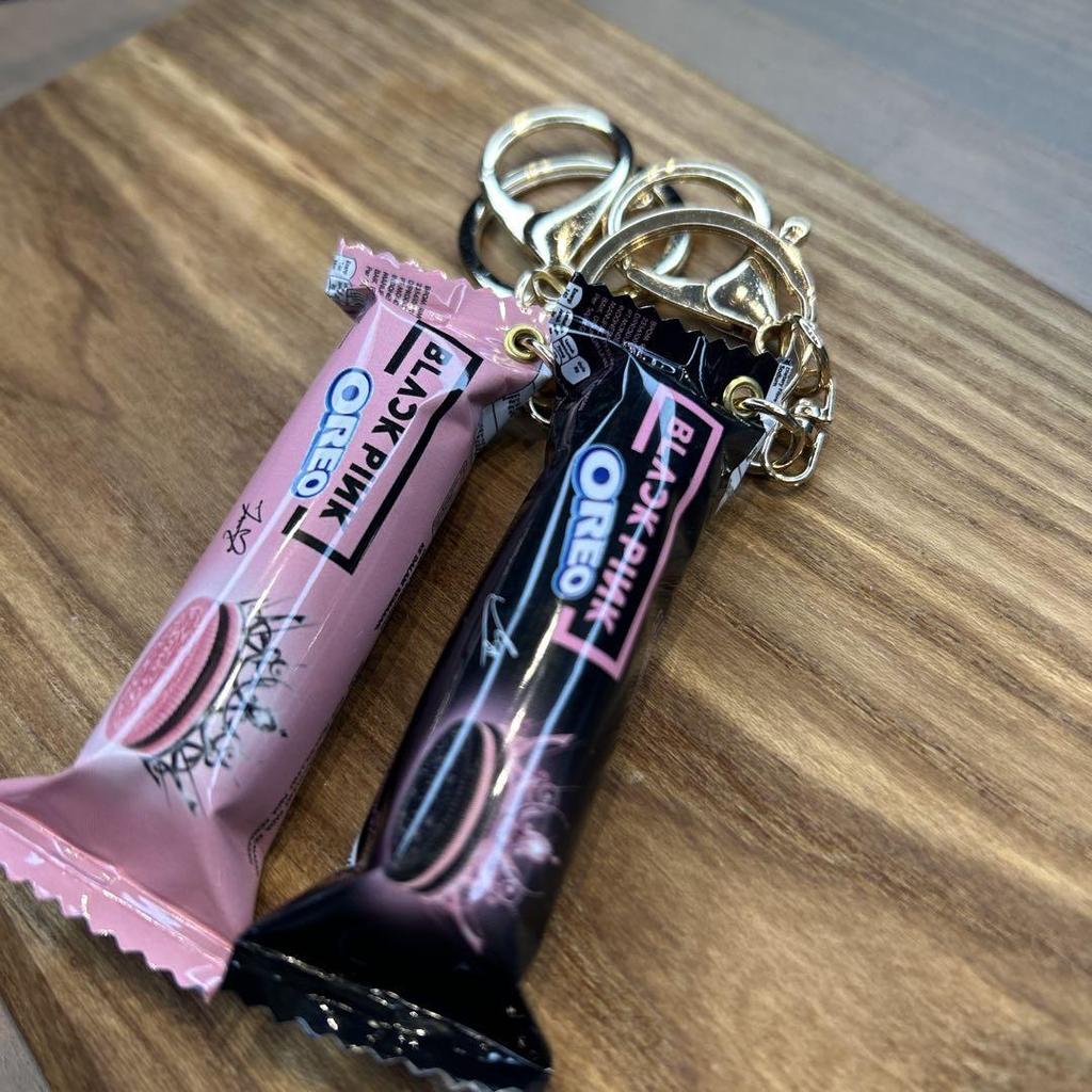 [USED] BLACKPINK Oreo Keychain Set of 2 Page Black Pink