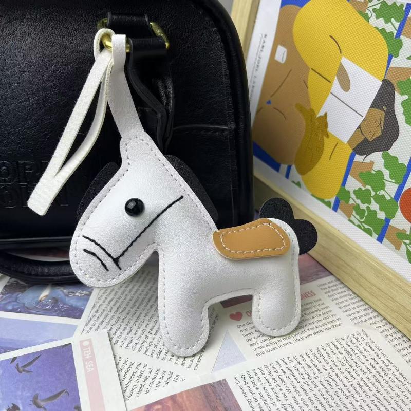 1 st Berlock Läder Djur Nyckelring Söt Dam Herr Tecknad Häst Nyckelring Bil Nyckelring Väskhänge Kreativ Liten Gåva