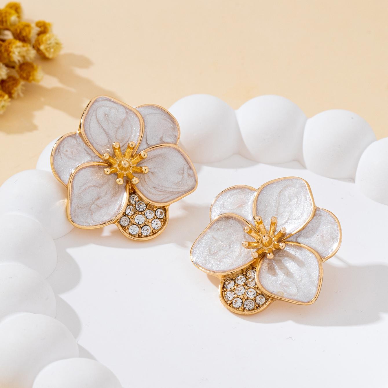 

A Pair of Women s Earrings, Delicate and Gentle Floral Design with a High-End Feel, Versatile Earrings Suitable for Daily Wear and Vacations