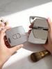 Dior 1 Bucată Oglindă Compactă Pătrată Argintie cu Logo CD Gravat Față Dublă Mini Portabilă de Buzunar Oglindă de Machiaj pentru Femei Călătorie