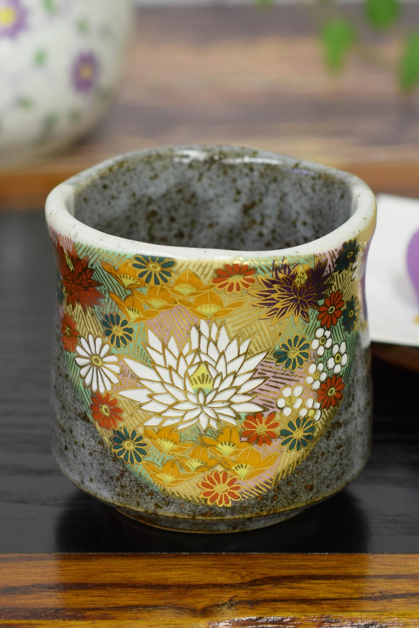 

Waza no Kura Stylish Kutani Ware Teacup with Gold Flower Brand Japanese Made in Perfect as a Birthday 60th 70th 77th 80th 88th or 90th Design, золотой