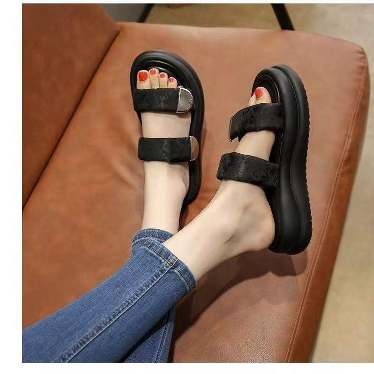 Slippers women's summer wear 2025 new high-end fashion with skirt platform beach sandals super fire sandals