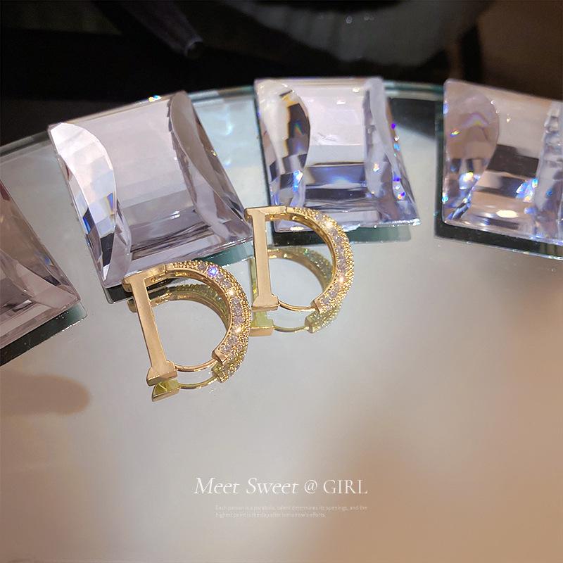 Zircon Gold Letter D Ear Cuffs: High-End Women's Stud Earrings with Versatile Niche Design.