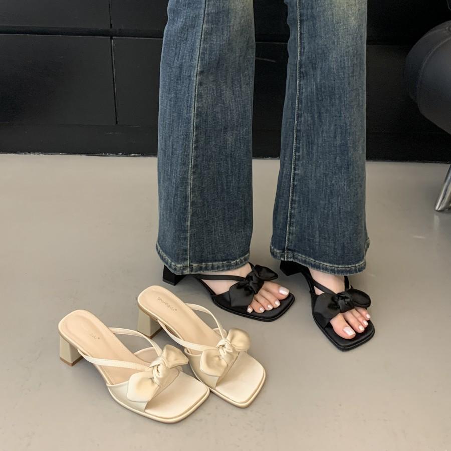 Beautiful French low-heeled cool slippers women's summer wear 2025 new models with skirts fairy wind gentle thick-heeled sandals