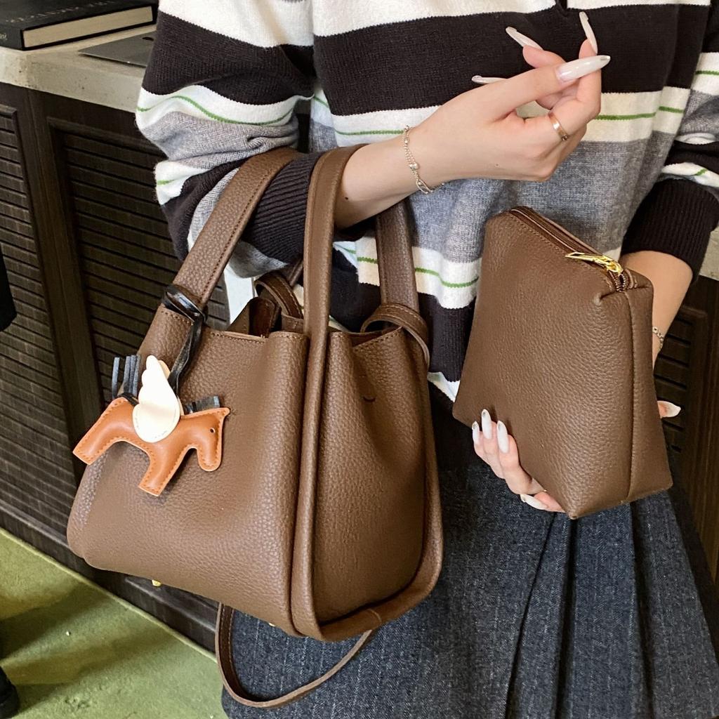 Retro portable bucket bag women's new large-capacity women's messenger bag fashionable versatile high-end shoulder bag trendy