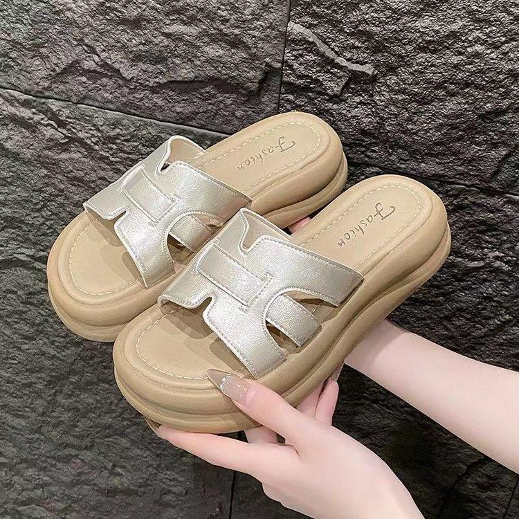 Thick-soled cool slippers for women's summer outer wear 2025 new models with skirts, high-end seaside beach one-word drag, Internet celebrity sandals