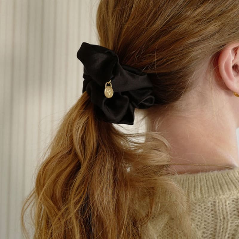 

fiore classic silk scrunchie Navy
