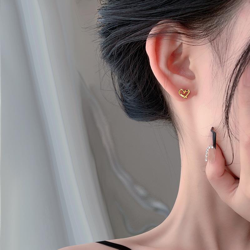 Love Earrings, Screws, Earrings, No Need To Pick Up Ear Holes When Sleeping, Light and Luxurious Hollow Heart-shaped Earrings