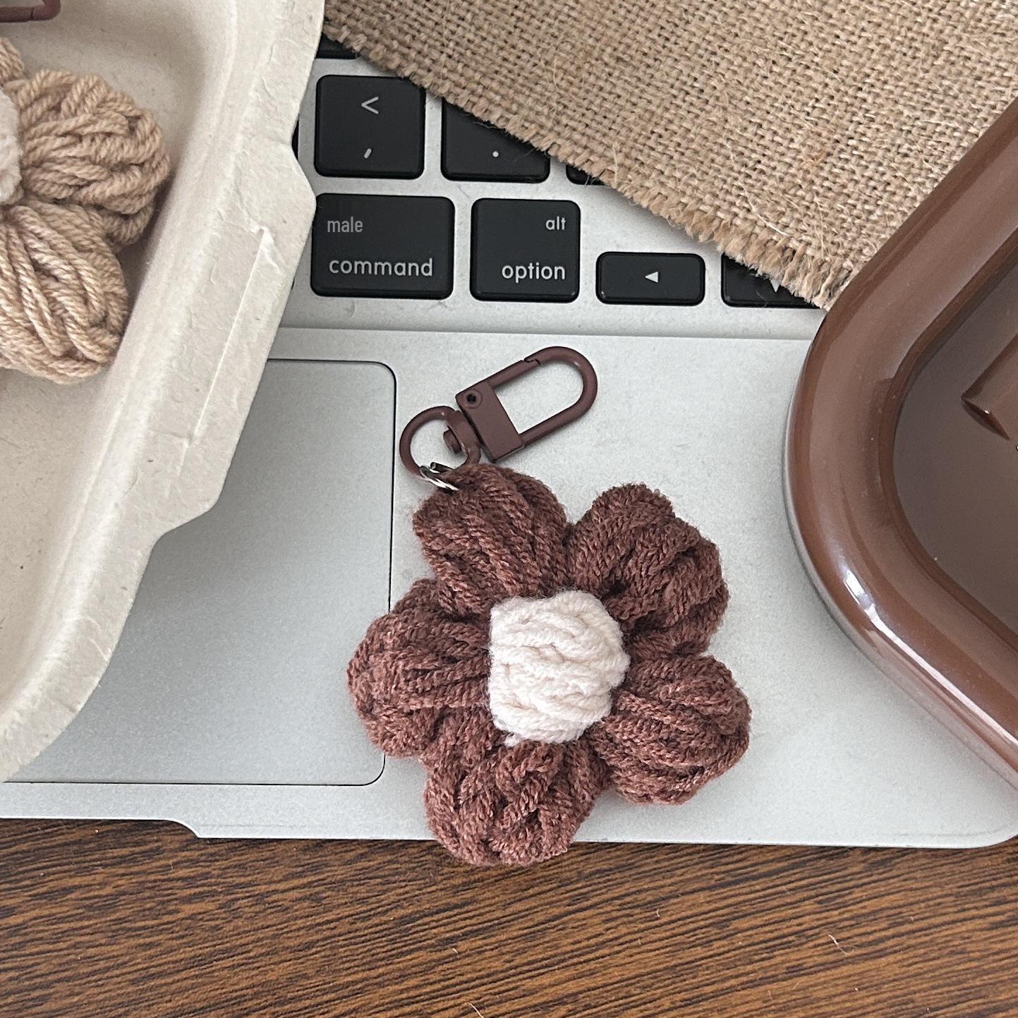 

Бежевый брелок-цветок из пряжи в цветах мерлард: Вязаный кулон, милый аксессуар для девочки в подарок темный кофе