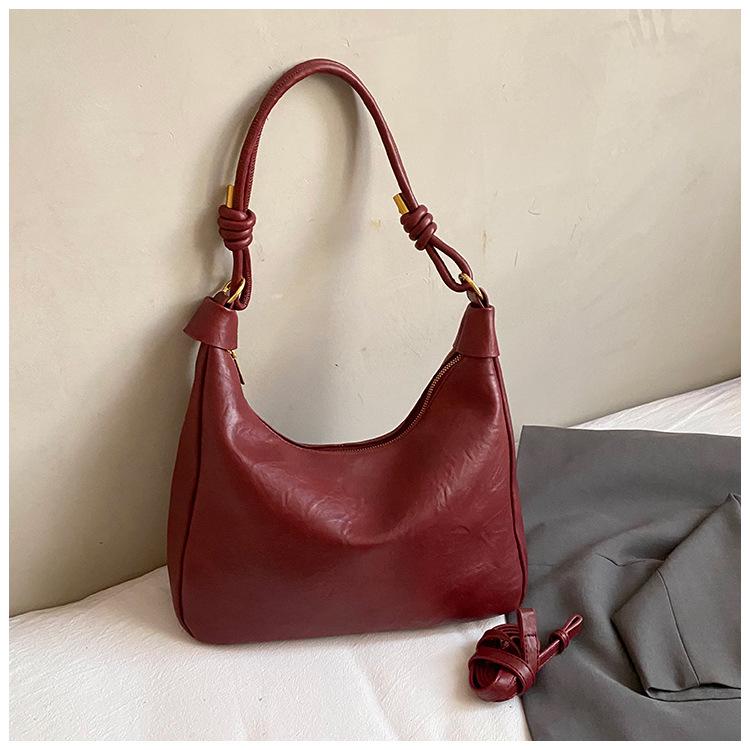

Large capacity bag women s 2025 new casual simple shoulder messenger bag retro texture commuter tote bag
