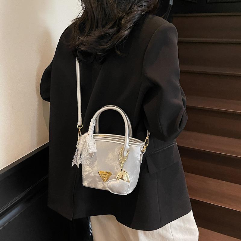 Nuova piccola borsa estiva da donna alla moda a tracolla messenger borsa a secchiello portatile popolare ora