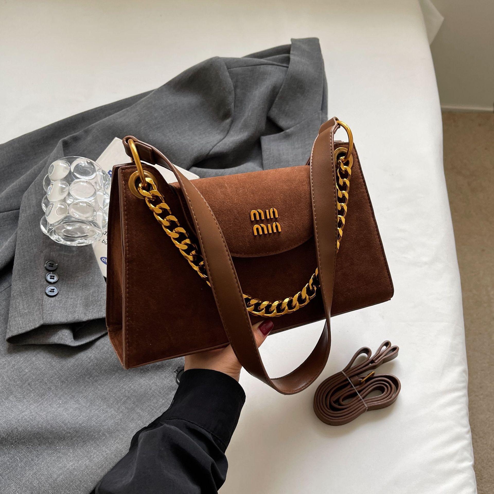 

Новая дизайнерская сумочка 2024 года, матовая текстура, универсальная сумка через плечо, модная сумка под мышкой для женщин коричневый