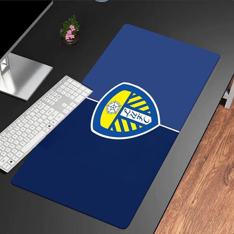 Tappetino per mouse con design dello stemma del Leeds United, base in gomma, tappetino da scrivania per esports, tappetino per mouse per giocatori e uso in ufficio, scrivania da gioco, tappetino facile da pulire