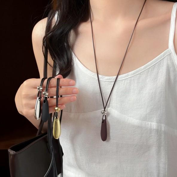 Elegant Minimalist Water Drop Pendant Necklace for Women - High-End Clavicle Chain, Fashionable & Versatile Accessory