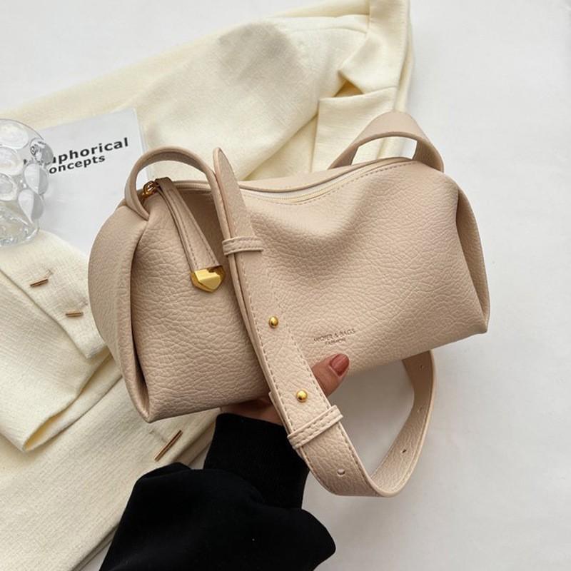 

This s Popular Bags Women Large Capacity One-shoulder Boston 2026 Western-style Niche Texture Underarm Pillow off білий колір