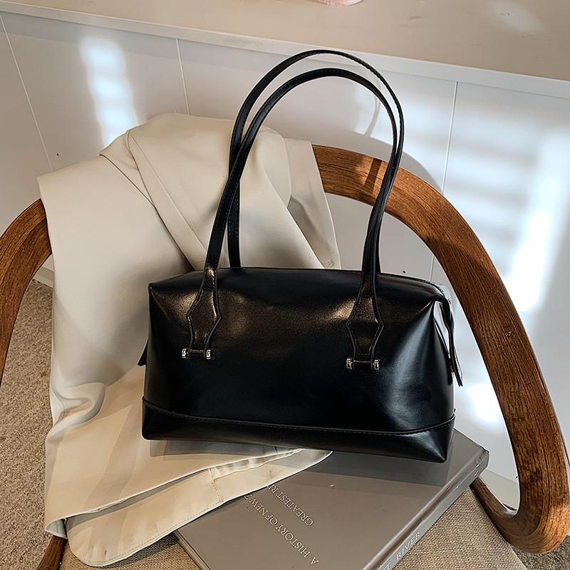 Chic Vintage Inspired Pillow Handbag For Women With Spacious Design And Soft Polyester Lining