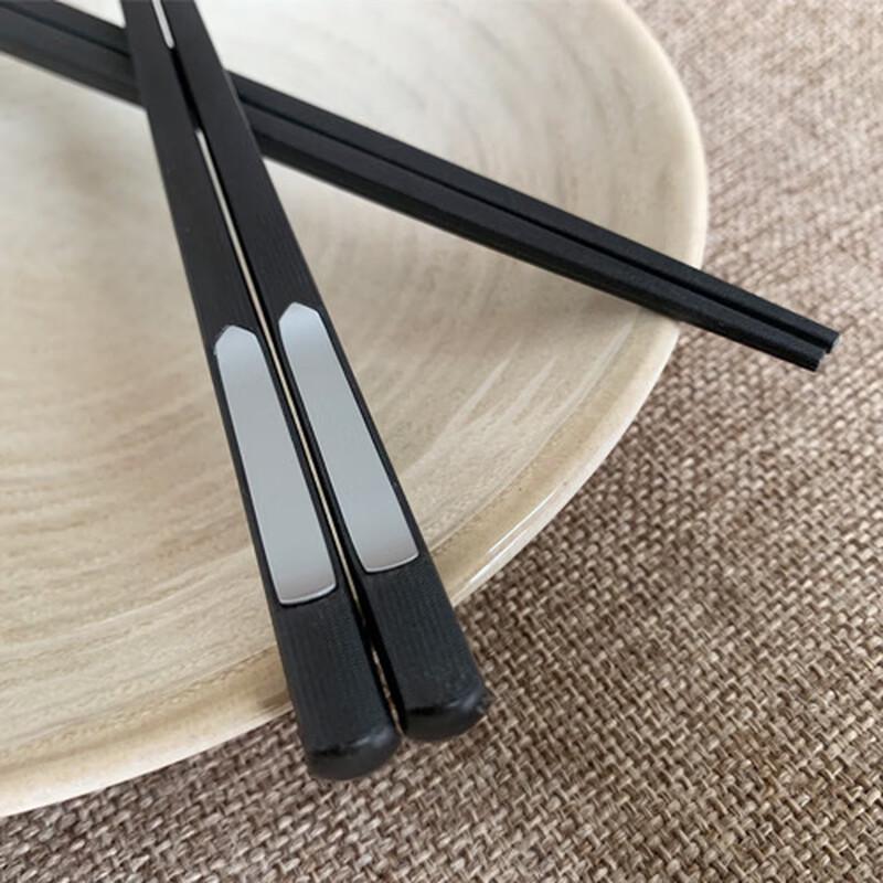

Silver-Headed Cartoon Serving Chopsticks